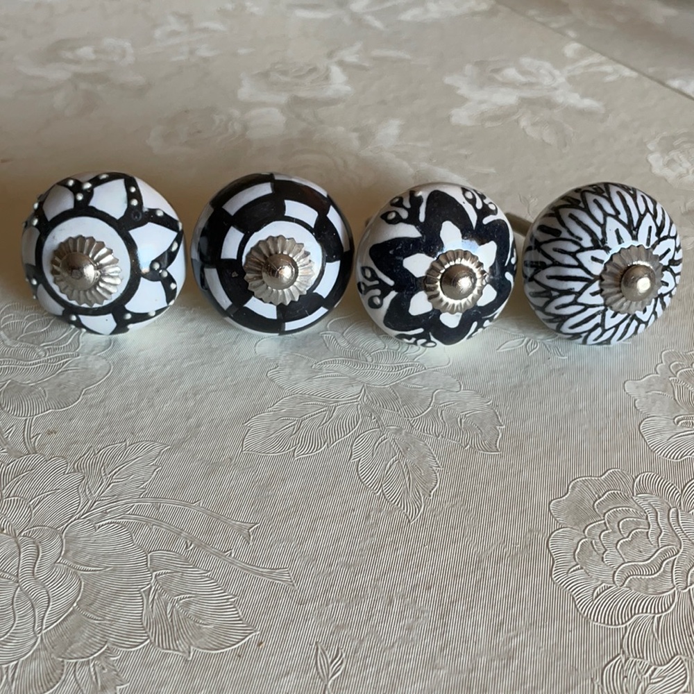 Dresser knobs set of 4 mix B&W